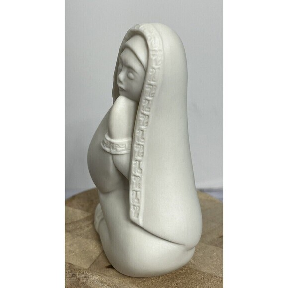 Porcelain Virgin Mary Mother Of Jesus Praying 4.5” Tall Signed - Picture 4 of 16